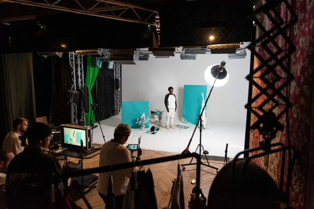 Bild zeigt eine Bühne wo ein Produktvideo gedreht wird